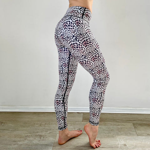 Yoga and fitness leggings by Flexmonkey polewear paaldanskleding in jaguar print side